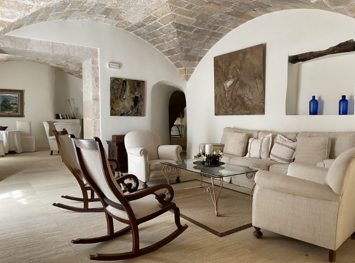 Salones del Hotel Boutique Can Bonico Uno de los salones reformados de nuestro alojamiento